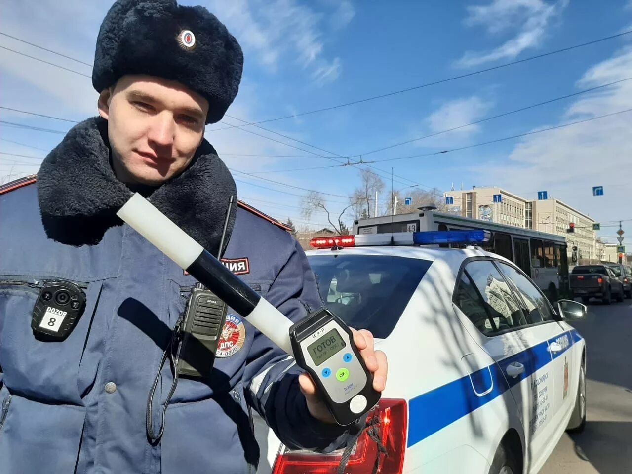 Глаза дпс. Алкотестер гибдд 2025. алкотестер полицейский. дпсник с алкотестером. сотрудник гибдд.