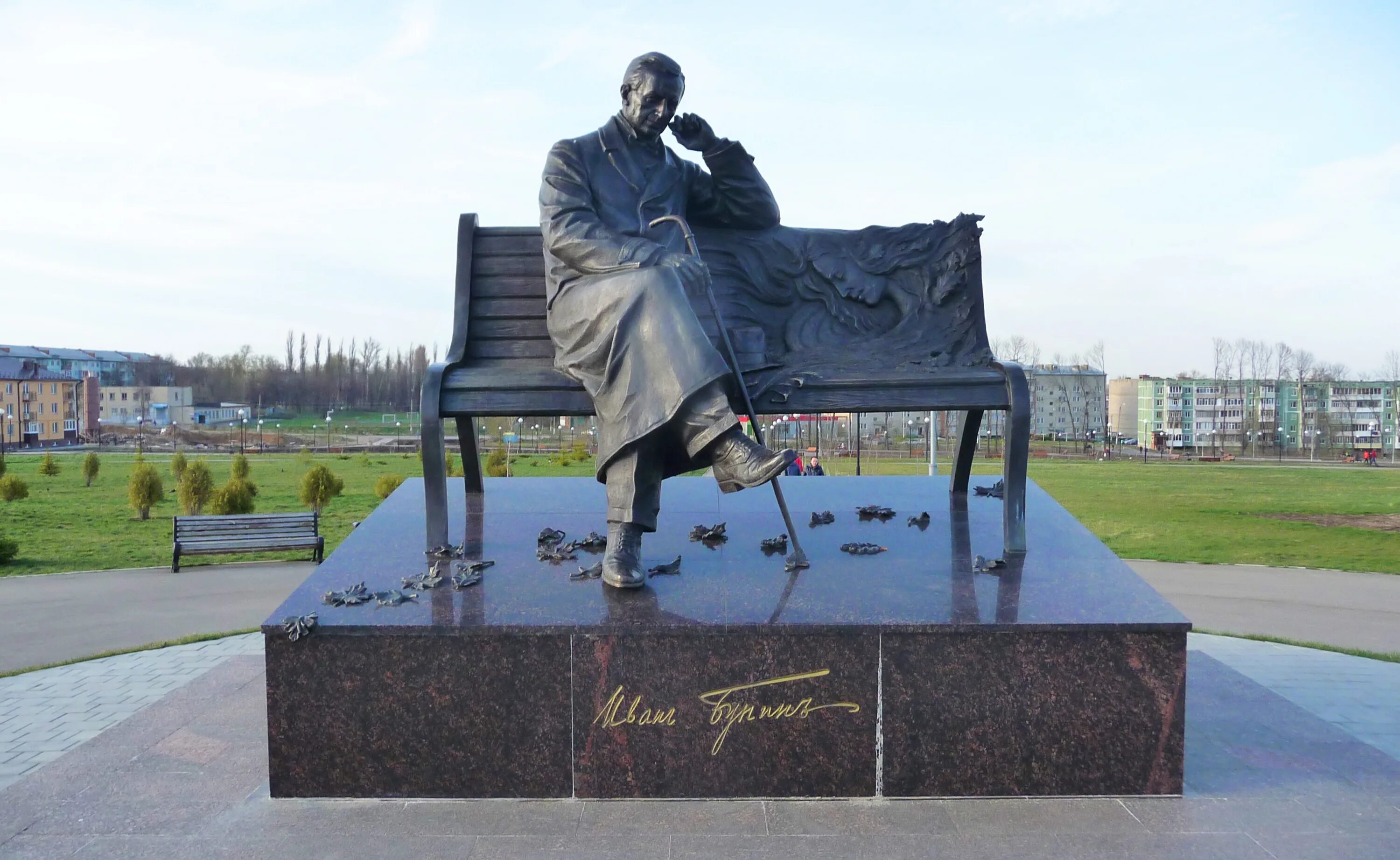 Памятник ивану яковлеву. Памятник бунину в орле. памятник ивану бунину в ефремове. памятник бунина в москве.
