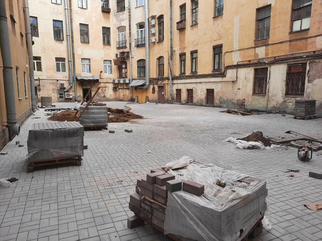 Мало михайловский дворец на адмиралтейской набережной. Адмиралтейский двор санкт-петербург. Санкт петербург с воздуха адмиралтейство. Адмиралтейство в санкт-петербурге сверху. Алушта дворы страшно.