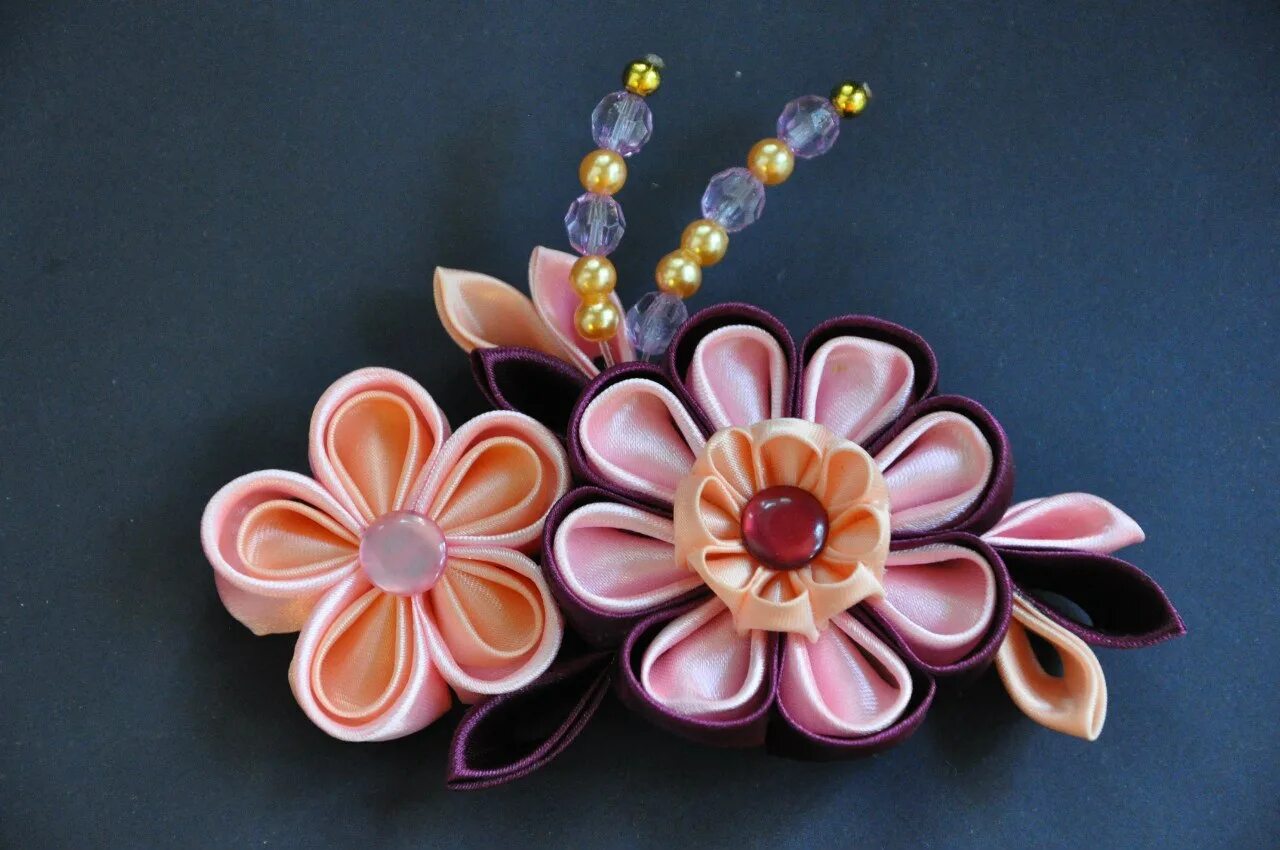 Цветок в технике канзаши. Канзаши. Брошь из атласных лент. Бежевые цветы канзаши. 8 Канзаши.