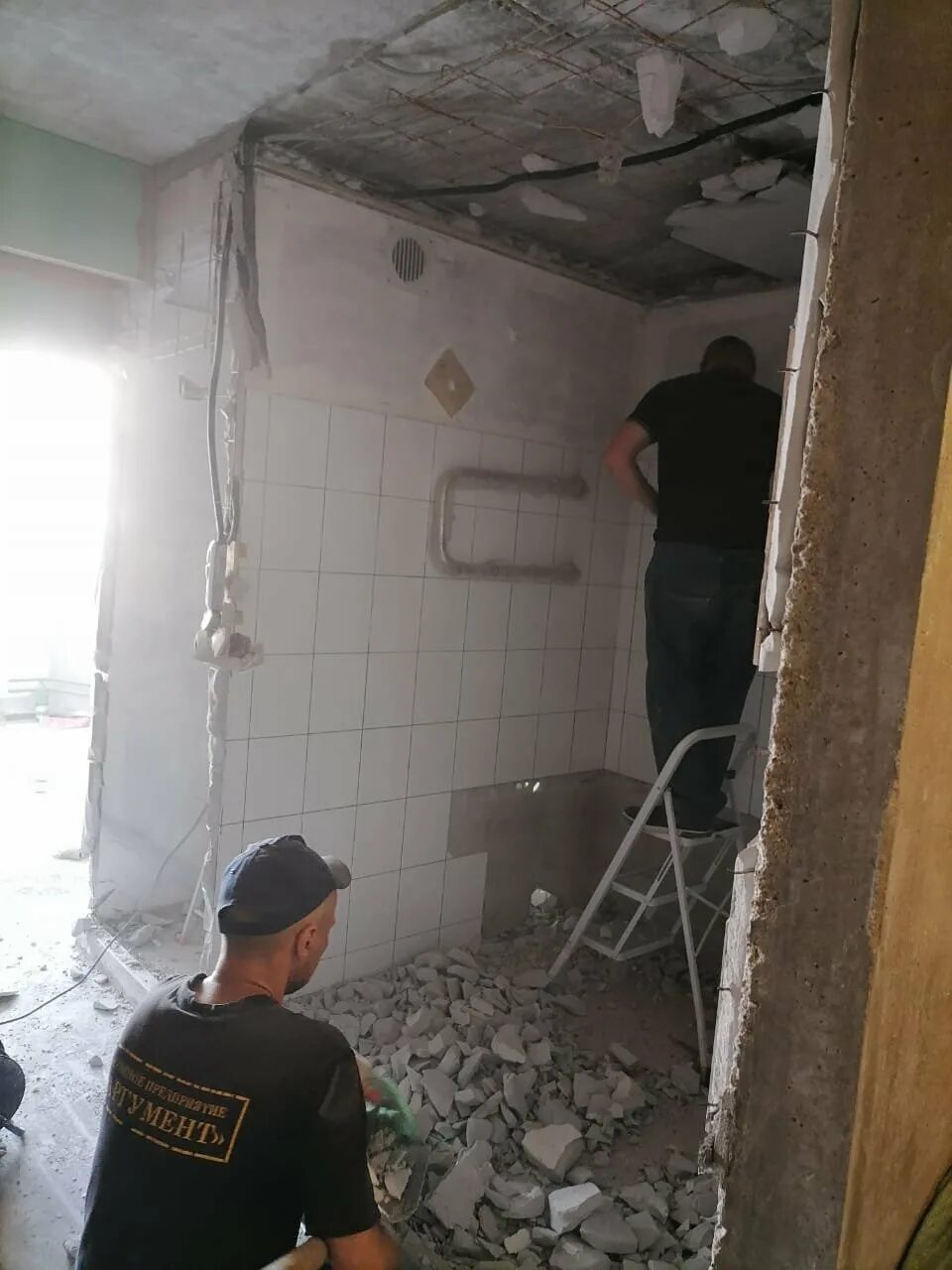 Демонтаж сервис. Демонтаж ванны. демонтаж санузла. демонтаж гипсового потолка. демонтаж ванной гк пик.