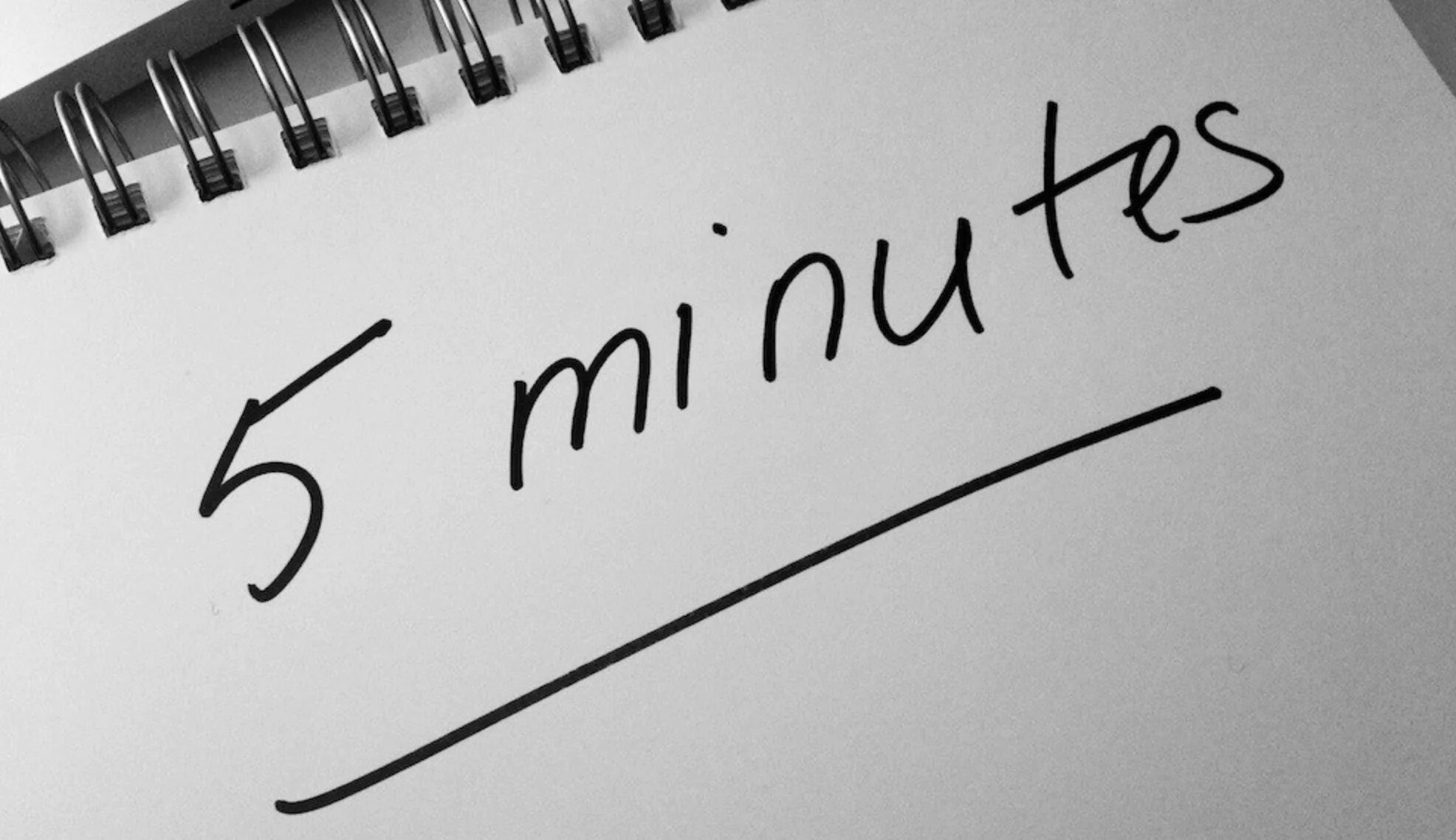 Время через 5 минут. 5 минут. 5 минут картинка. 5 минут надпись. осталось 5 минут.