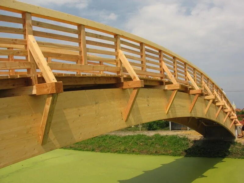 Построить деревянный мост. Гнутоклееные большепролетные балки. Деревянные арочные конструкции. Деревянный мост. Деревянные мосты конструкция.