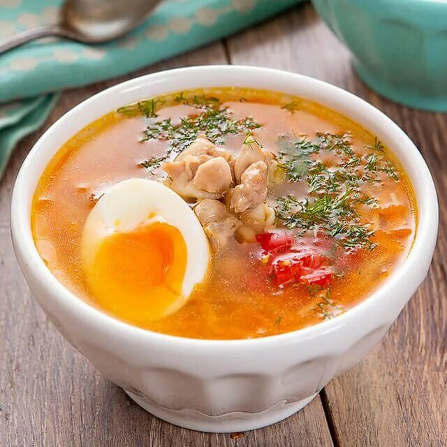 суп с вермишелью и курицей томатный. суп с помидорами и яйцом. суп с лапшой и яйцом. суп с болгарским перцем и помидорами. куриный суп с томатами.