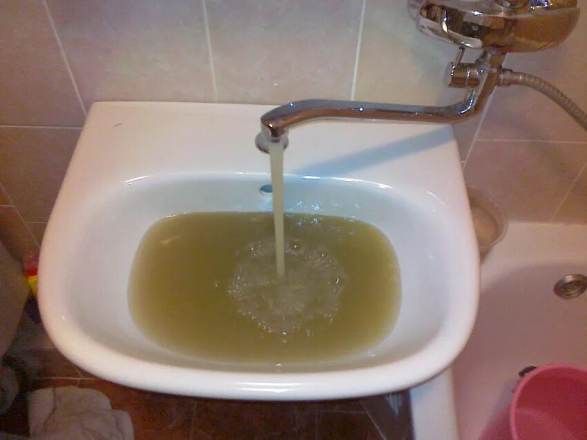 Хлорка из под крана. Хлорка в воде из под крана. вонючая вода из крана. канализация из под крана. вонючая вода из крана в ижевске.