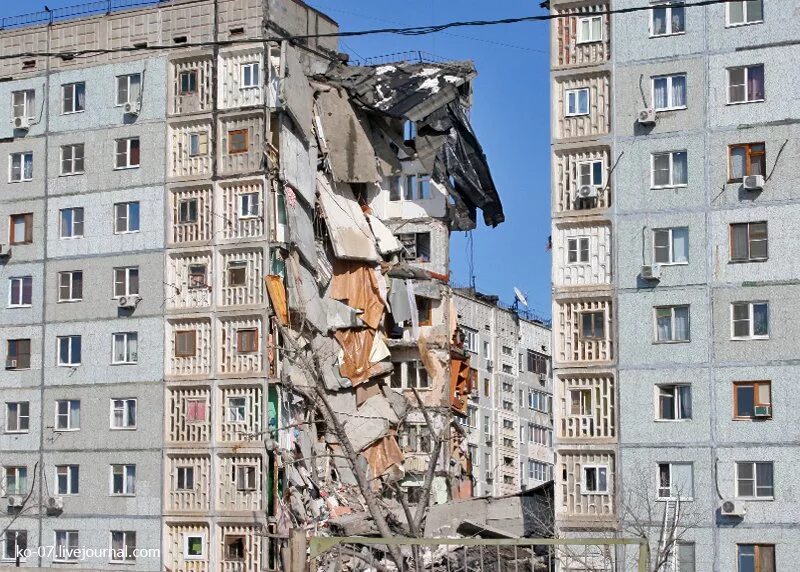 Внезапное обрушение зданий и сооружений в мире. Взрыв бытового газа в астрахани. обрушение зданий. внезапное обрушение зданий и сооружений. разрушенная хрущевка.