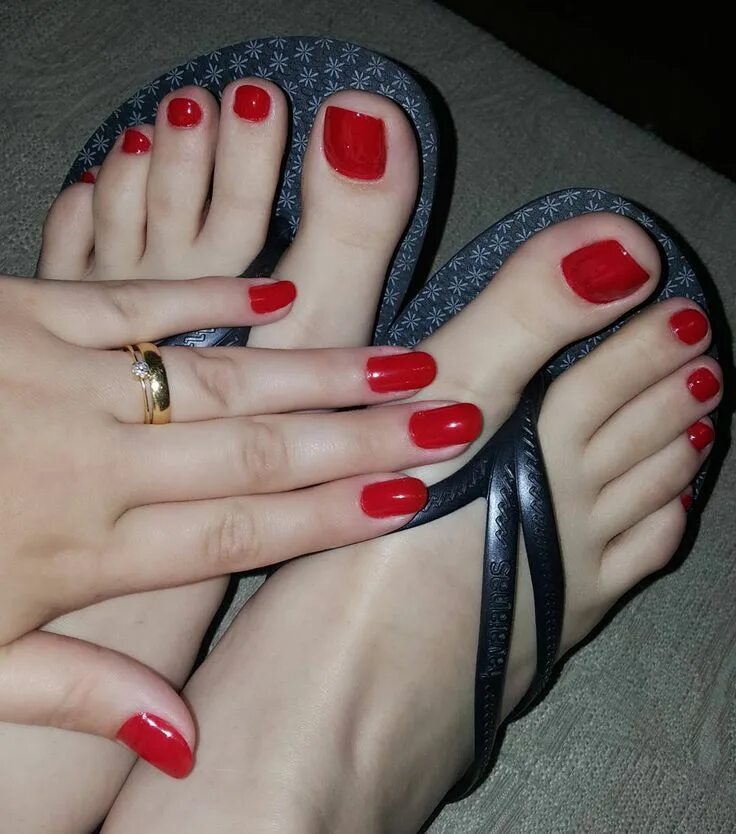 Женский педикюр. Педикюр красный. Черно красный педикюр. Женские ноги с педикюром. Красивый красный педикюр.