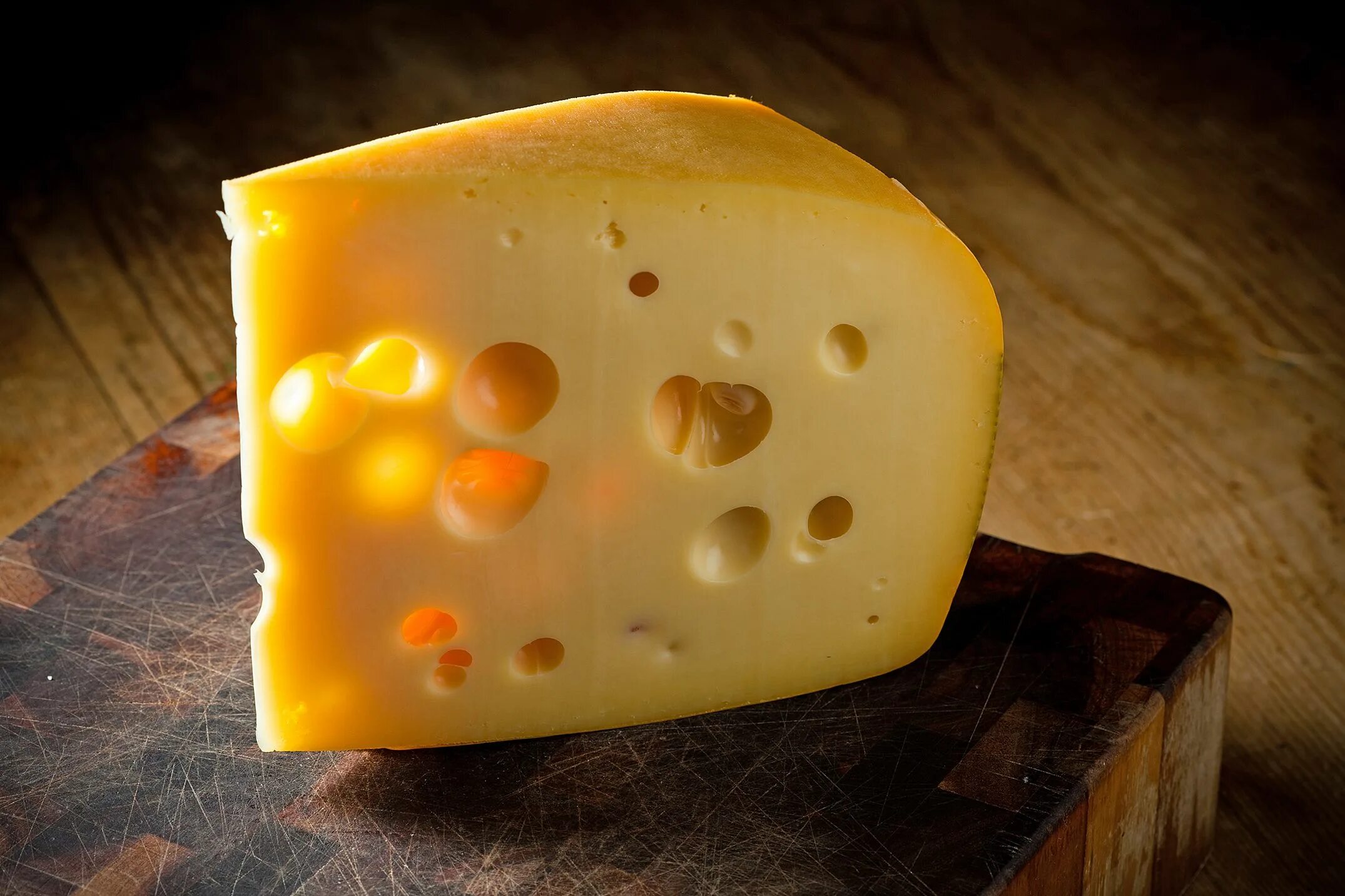 Кусок сыра. Маасдам и Эмменталь. Сыр Маасдам Швейцария. Маасдам Воскресенский Сыродел. Маасдам швейцарский сыр.