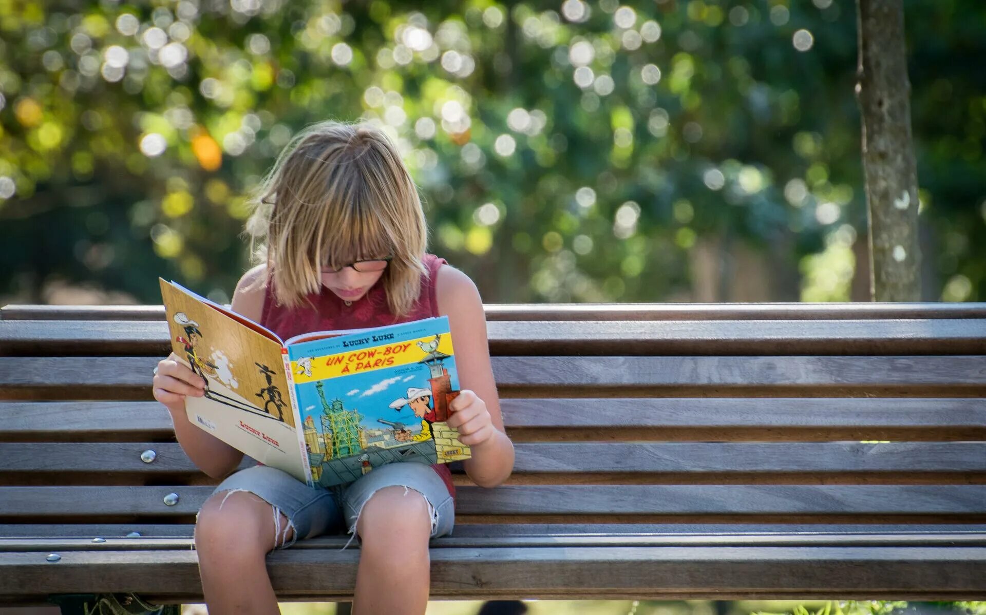 Reading books is useful. Летнее чтение на ступеньках. лето чтение 11 лет. чтение ребенок jpeg. kids reading book.
