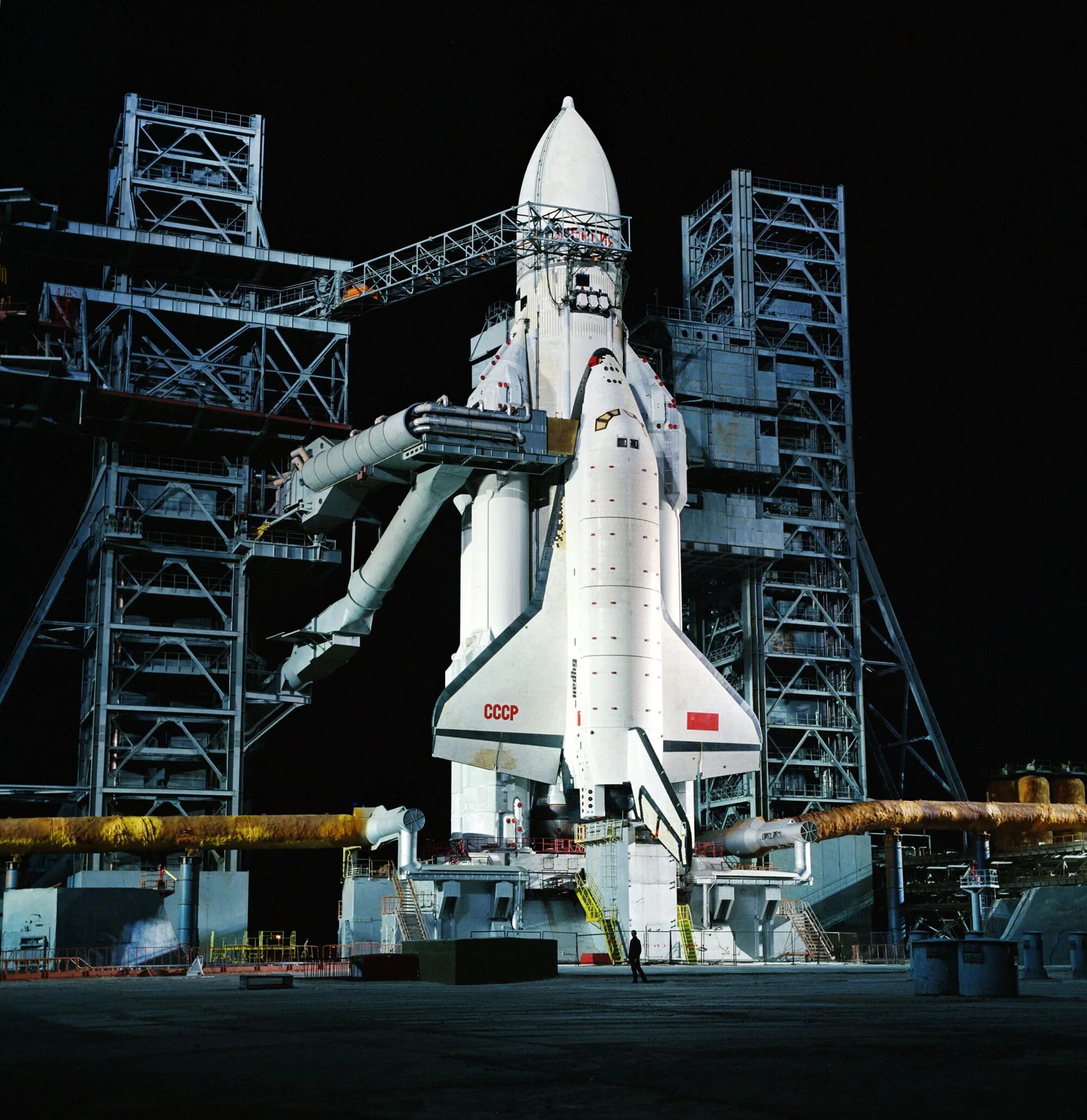 Ракета-носитель энергия буран. Орбитальный корабль буран 1988. Космодром байконур 1955. Ркк энергия буран. Шаттл буран ссср.