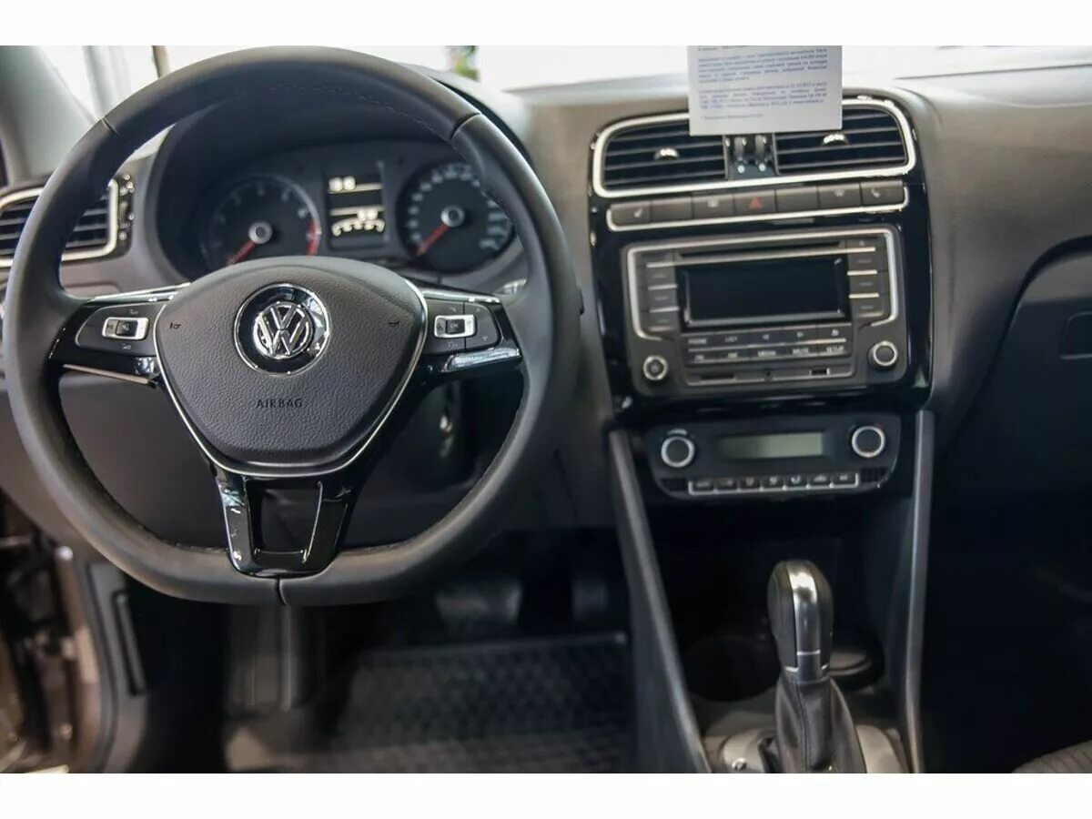 Автомат поло сколько. Volkswagen Polo 2018 салон. Volkswagen Polo sedan 2018 салон. Салон Фольксваген поло седан 2018. Поло АКПП 2018 салон.
