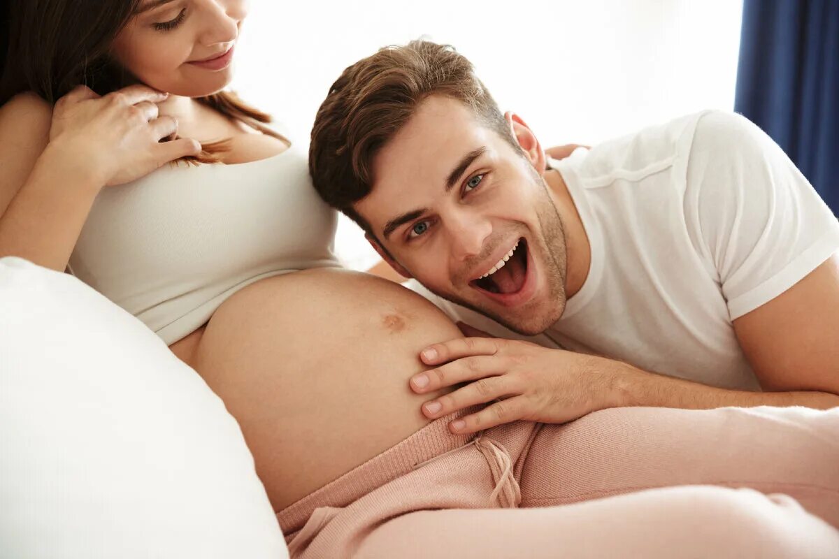 Мужская беременность. Зачатие ребенка фото мужчина и женщина. Фото женщина беременна возрасте. Зачатие первого ребенка