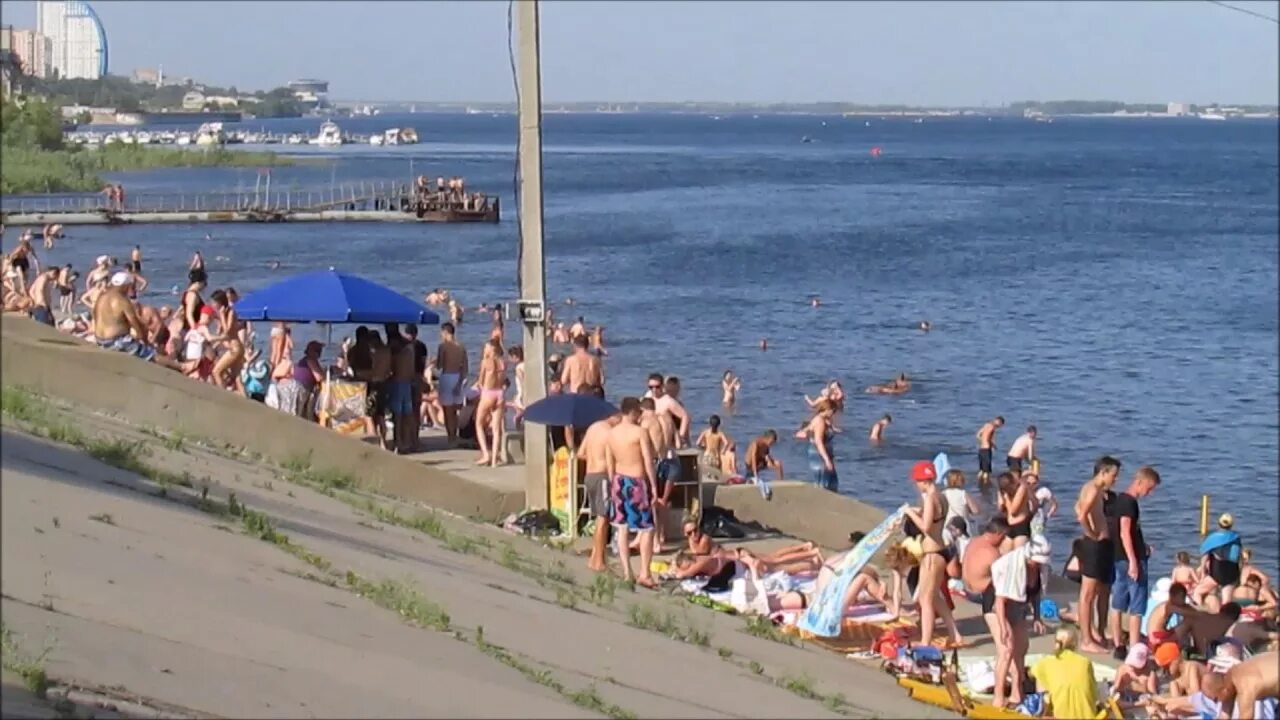 Вода в волге волгоград сегодня. Волгоград пляжи на Волге. Пляж бобры Волгоград. Волгоград городской пляж. Городской пляж в Волгограде на Волге.