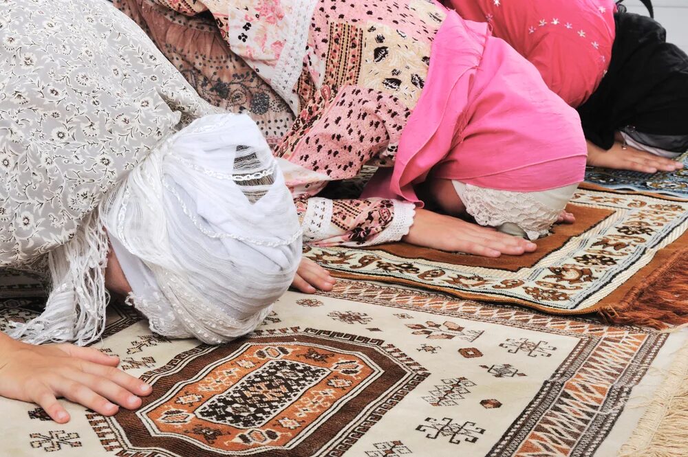 Намаз девушки. Мусульманка совершает намаз. Мусульманка и Коран. Бабушка мусульманка молиться. Она читает намаз