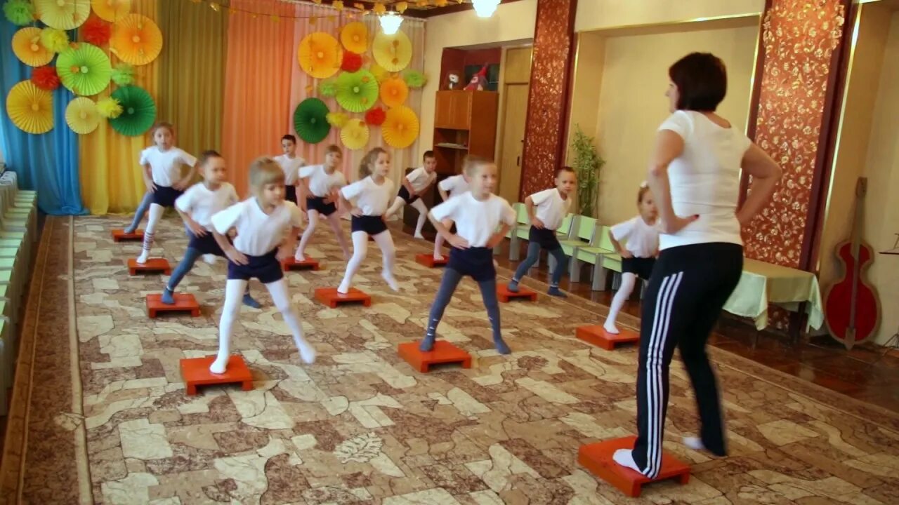 Зарядка в дет саду. Гимнастика в детском саду. Зарядка для детей в детском саду. Зарядка в детском саду старшая группа. Видео зарядки школы