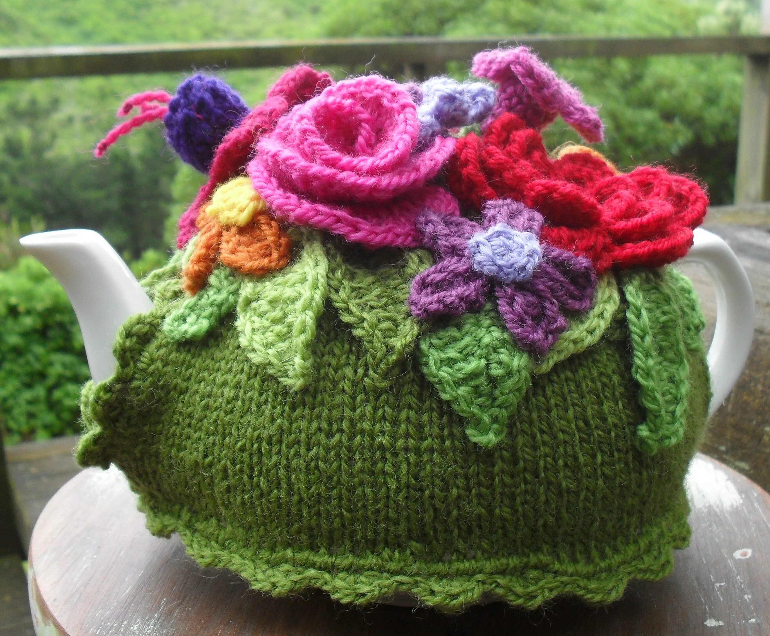 Вязаные грелки на чайник спицами. Чайник крючком. Грелка для заварочного чайника. Обвязанный чайник. Грелка на чайник крючком.
