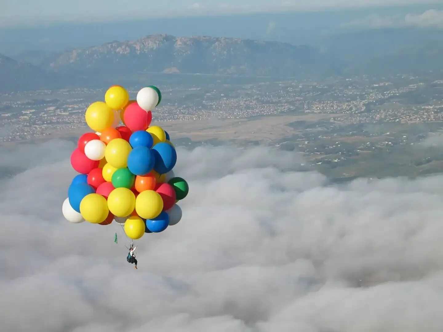 Сколько литров в воздушном шаре. Полет на воздушных шариках. Воздушный шарик. Шары воздушные в воздухе. Летающий воздушный шар.