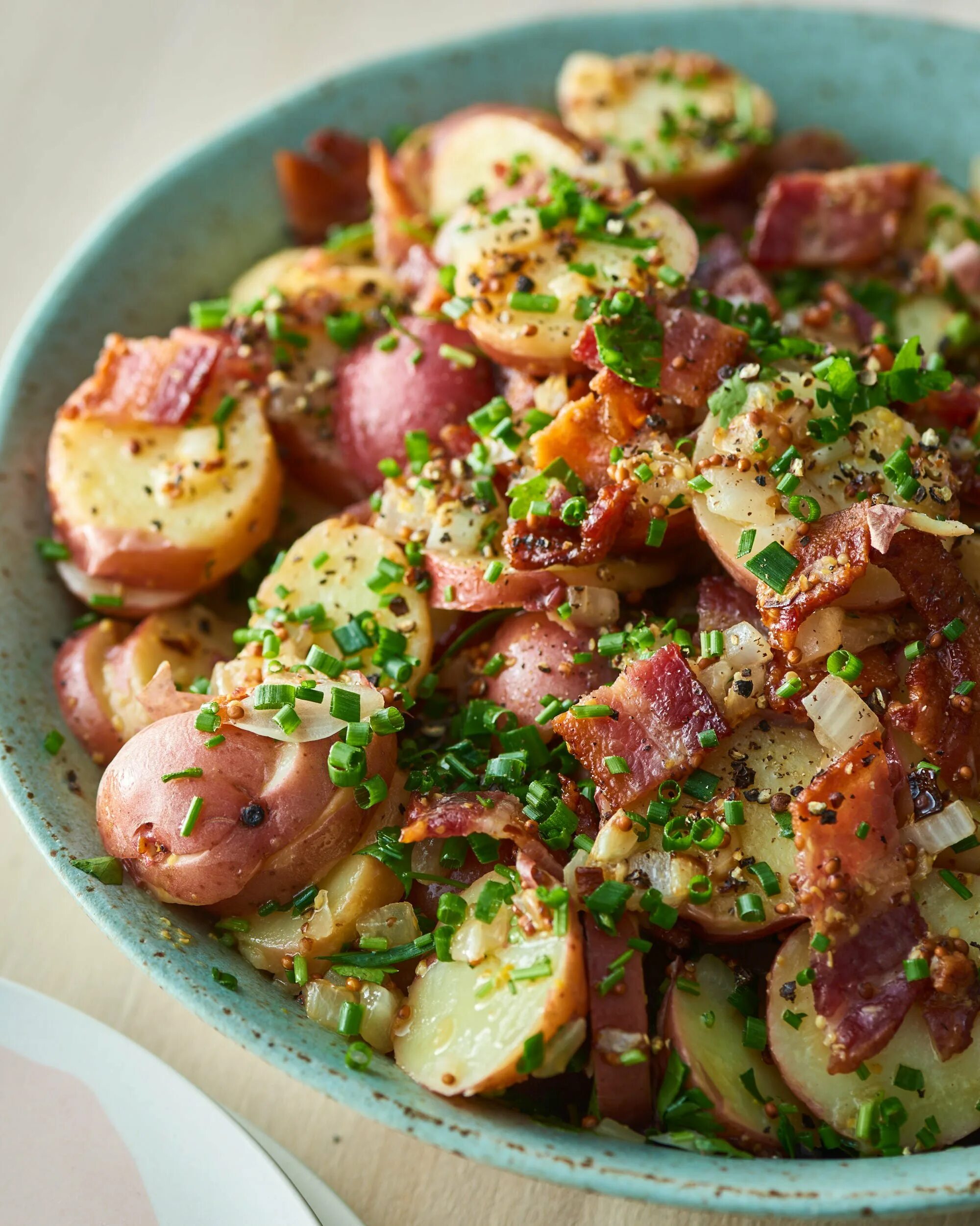 Колбасный картошка. Kartoffelsalat картофельный салат. Баварский картофельный салат. Салат с картофелем и колбасками. Баварский салат с колбасками.