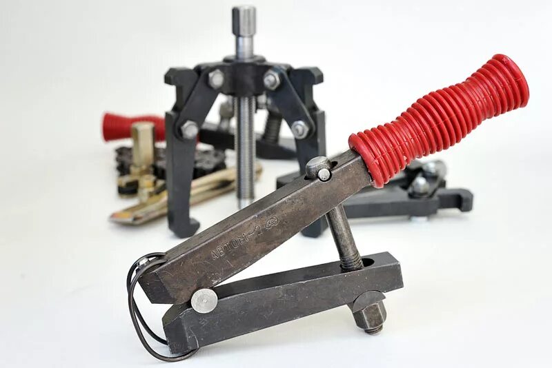 съемник автом 2. съёмник ступичных подшипников ваз 2108 автом. съёмник шкивов универсальный 2-х и 3-х-лапый, автом-2. съемник рулевых тяг и шаровых опор универсальный автом 113380. съемник автом 2.