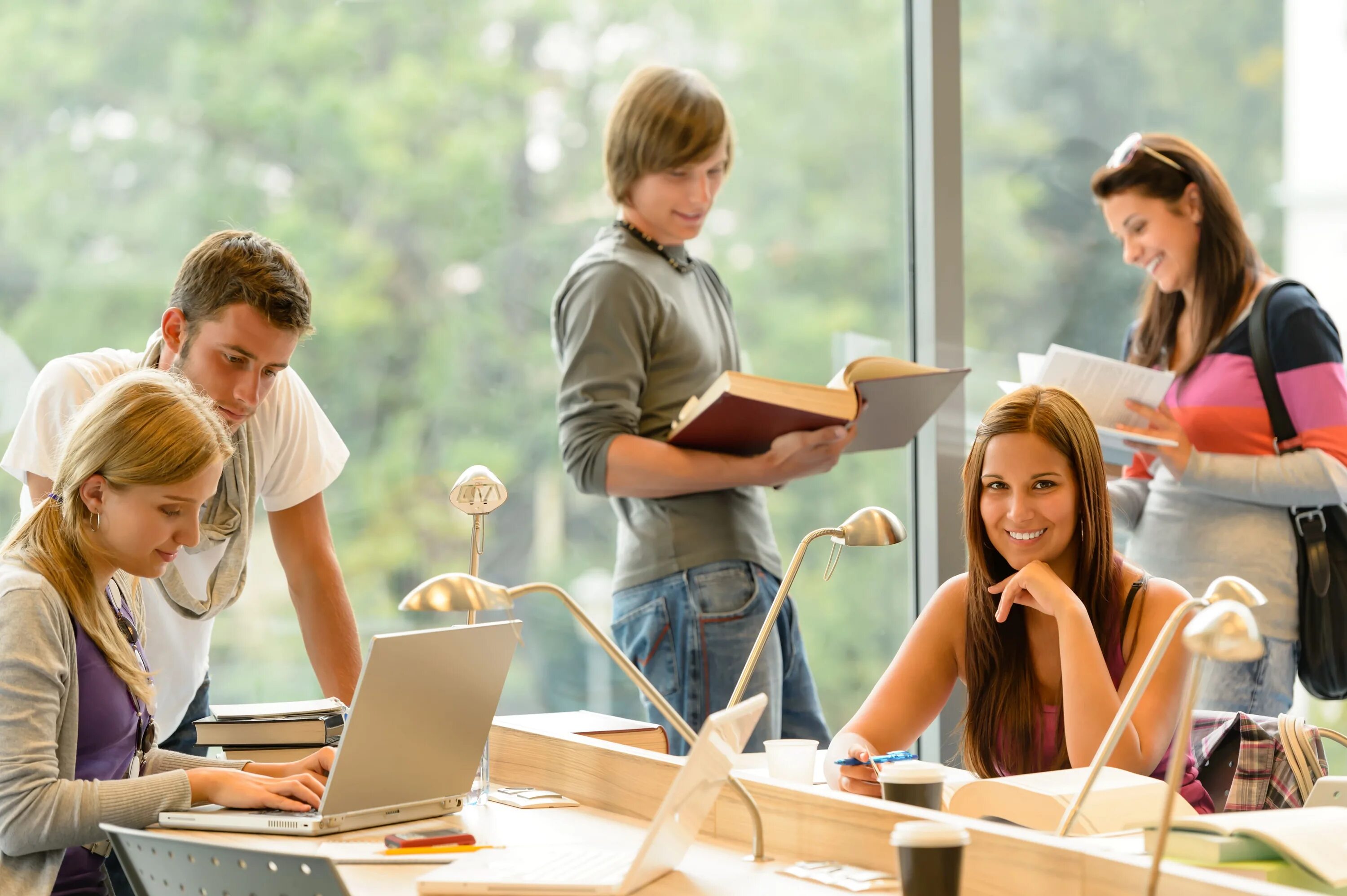 Student working day. Учащиеся студенты. Подростки на работе. Люди в колледже. Учебные занятия.