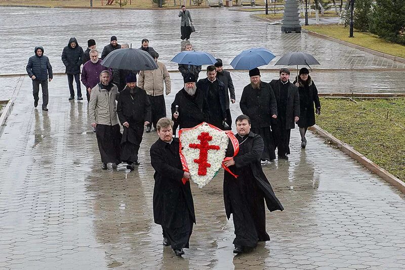 Жертвы ядерных испытаний. Трагедия в Семипалатинске. Семипалатинский полигон последствия ядерных испытаний. Монумент памяти жертв ядерных испытаний "сильнее смерти".