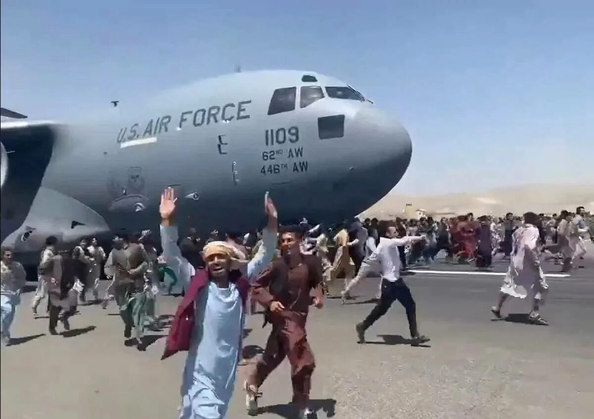 Американцы бегут из Афганистана. Бегство американцев из Афганистана. Снимки самолёта с беженцами из Афганистана.