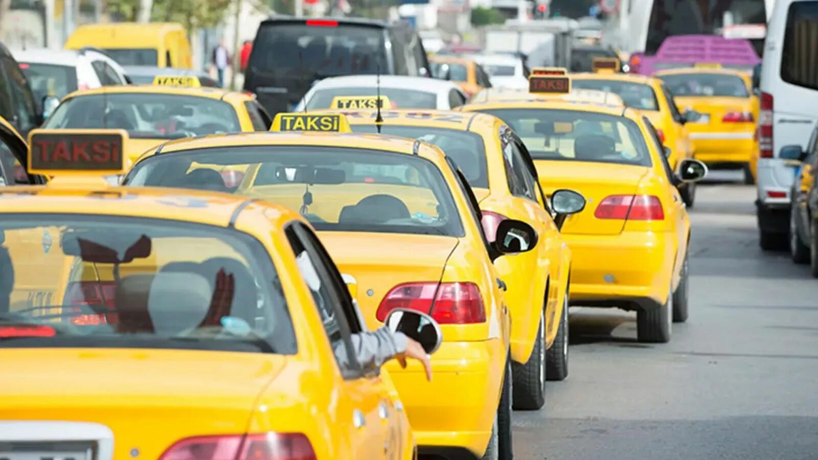 Такси в Стамбуле. Парад желтых машин. Стамбульское такси. Таксист в Стамбуле. Такси аэропорт стамбула таксим