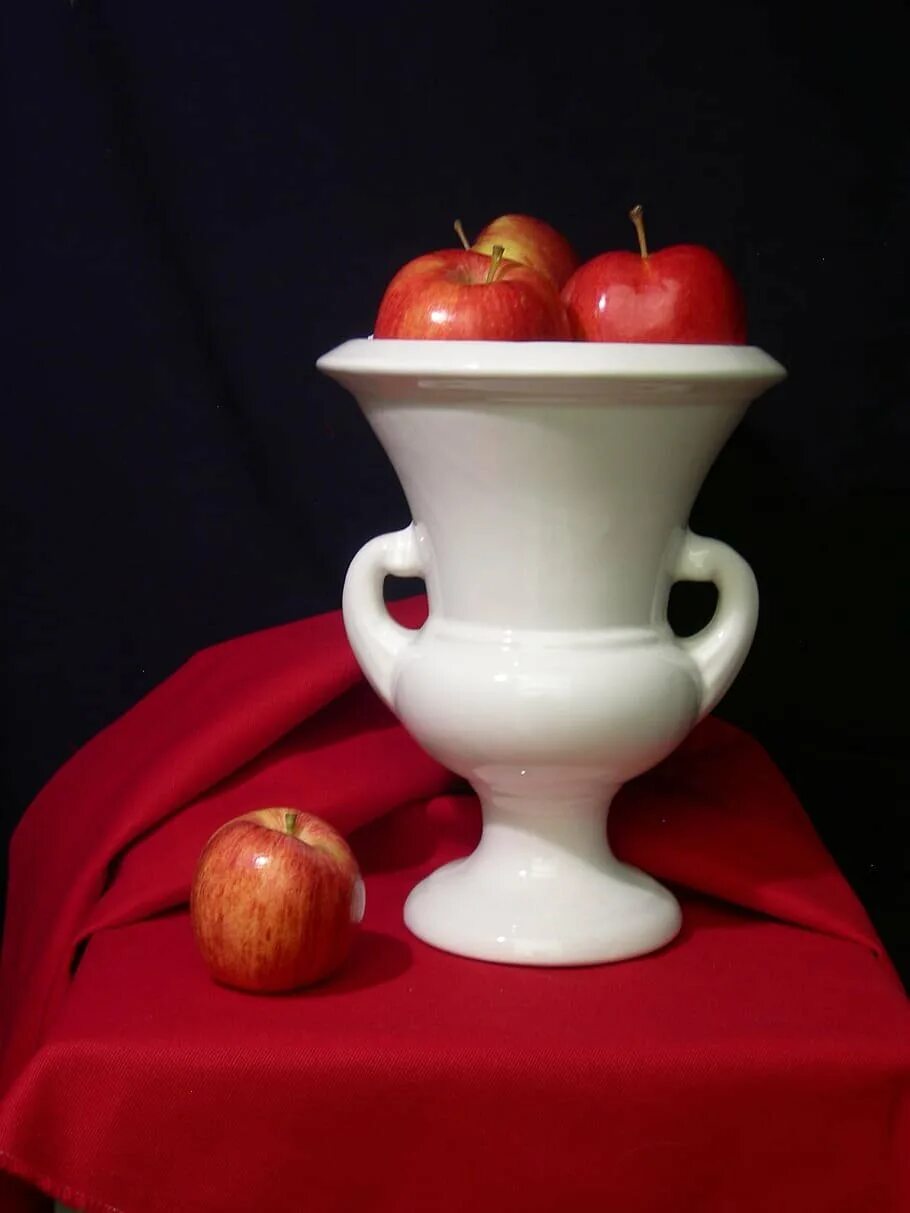В 2 вазах по 18 яблок. «Натюрморт яблоки и гранаты» (1871) Гюстав. Ваза с фруктами. Натюрморт с фруктами. Натюрморт ваза с фруктами.