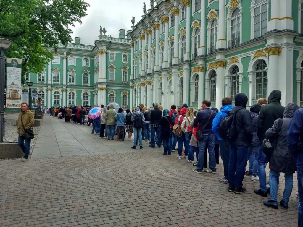 Смотрите в первую очередь. Санкт-Петербург Эрмитаж очереди 2023. Санкт-Петербург очередь в Эрмитаж. Зимний дворец Санкт-Петербург очередь. Очередь в Эрмитаж 2023.