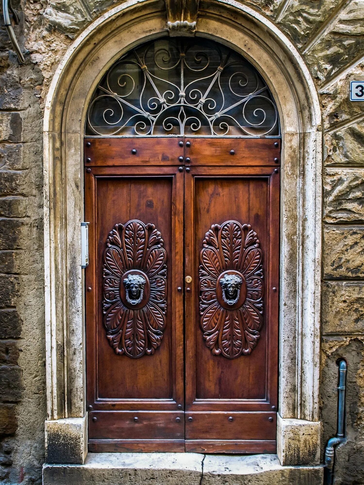 Парадные двери Эдинбурга. Старинная дверь. Красивые старинные двери. Парадная дверь. Красивые старые двери