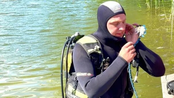 Водолазы фонтейна вылавливают реликвии и надеются быстрее. Водолазы. девушка водолаз.