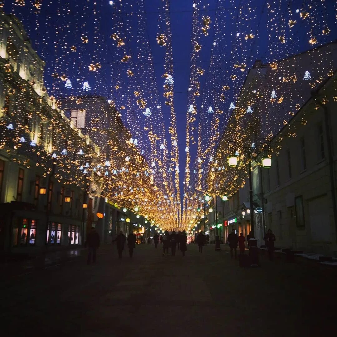 Круг света темнота вокруг. Лет свет москва. Круг света военная тема. Круг света на циклораме. Лет свет москва.