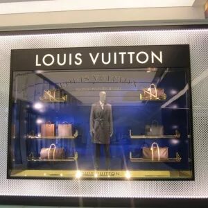Louis vuitton алматы. Louis vuitton алматы. Есентай молл картье. Луи виттон алматы магазин. Магазин луи вьютон алматы.