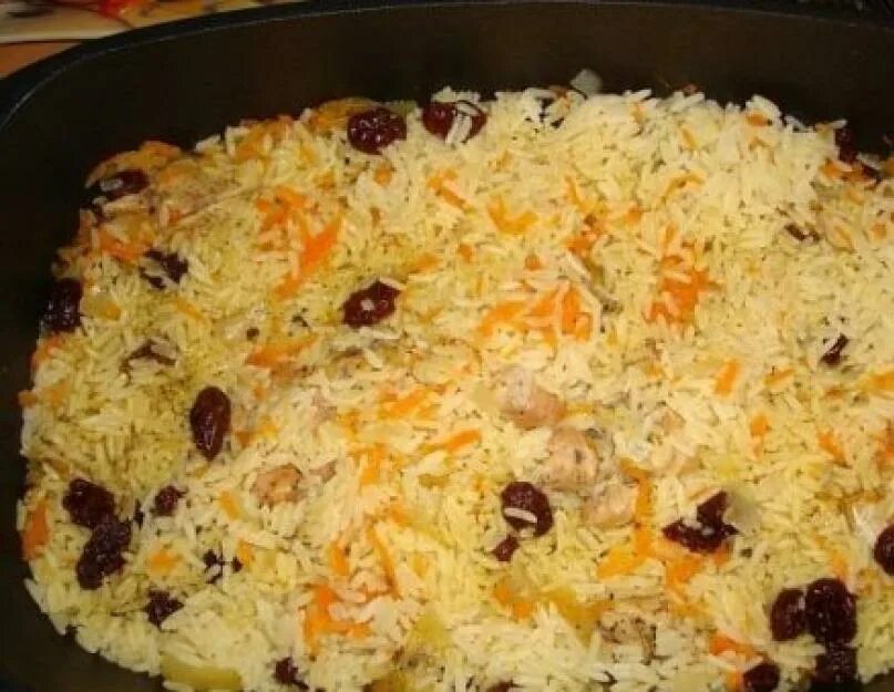 Плов с изюмом и мясом в казане