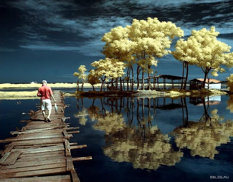 Отражение облаков в воде. Зеркальная симметрия в природе. Отражение неба в воде. Далекие отражения. Далеки фэнтези.