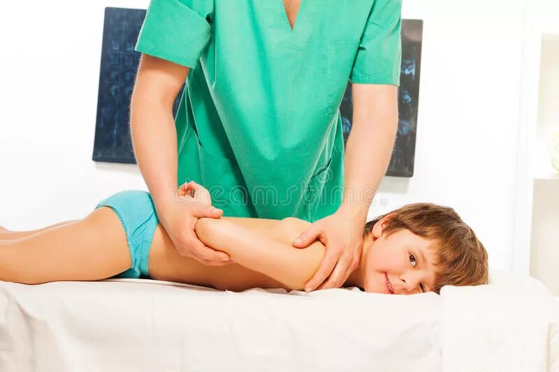 Little massage. Массаж мальчику. Детский массаж мальчику. Мальчишки на массаже. Детский массажист врач.