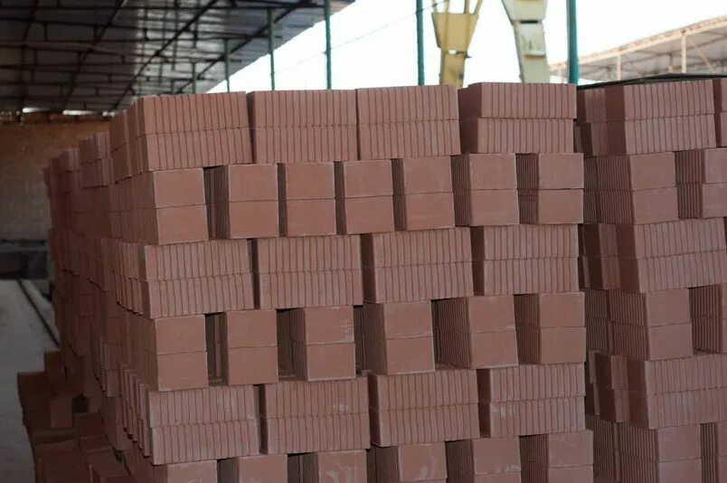 Камерная сушилка для керамики. Камера для сушки кирпича. Керамический кирпич прессование. Сушильная камера для кирпича. Производство кирпича без обжига.