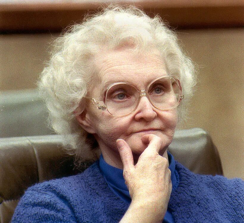 старуха убивающая людей