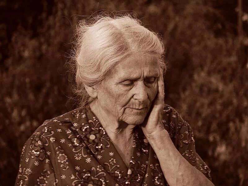 Читающая пожилая женщина картинки. Читать старые женщины. Пожилые женщины за чтением. Бабушка с книгой. Чтение пожилых людей.