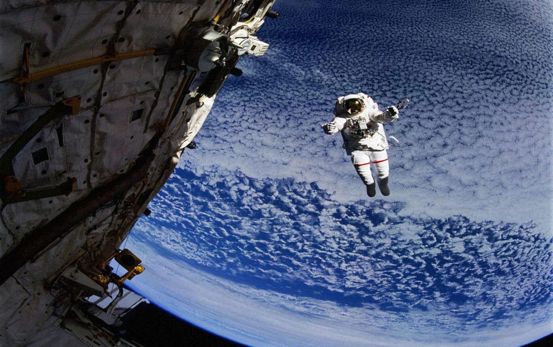 Сколько человек летало в космос. Космонавт в космосе. Космонавт в открытом космосе. Снимки Космонавтов из космоса. Открытый космос.