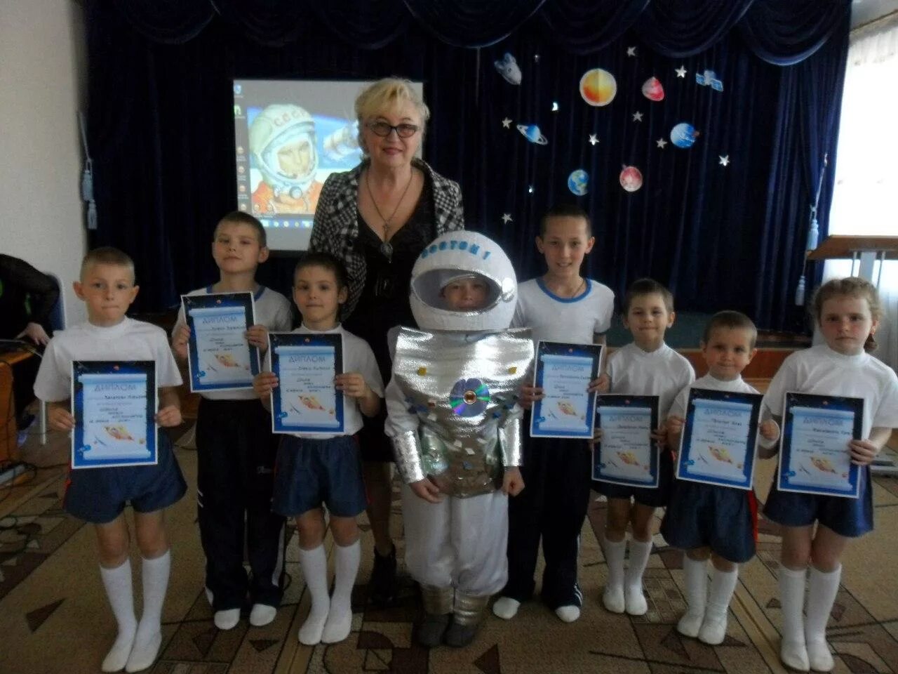 Флешмоб на день космонавтики для детей. Мероприятия ко Дню космонавтики. Мероприятие ко Дню космонавтики в начальной школе. День космонавтики в школе. Мероприятие ко Дню космонавтики в нач классах.