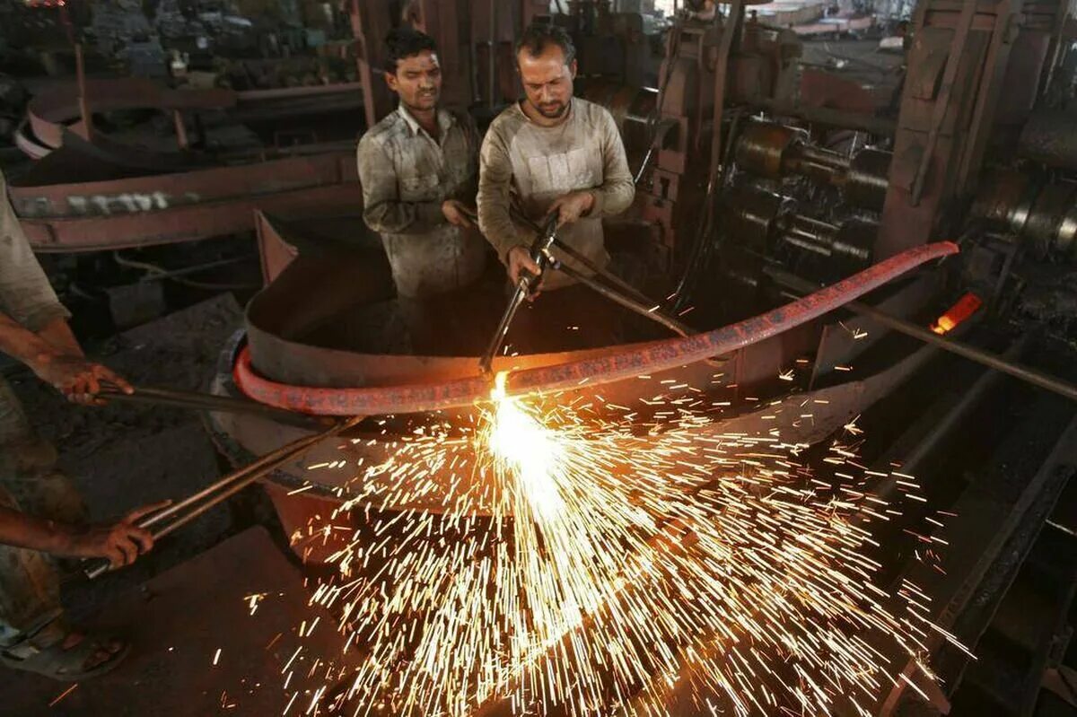 Черная металлургия северного кавказа. Металлургический комбинат в Индии. Черная металлургия Индии. Металлургический комбинат Бхилаи. Мини-сталелитейные заводы Индии.