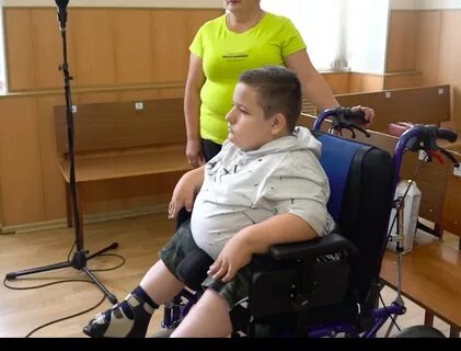 Парализованный человек после инсульта