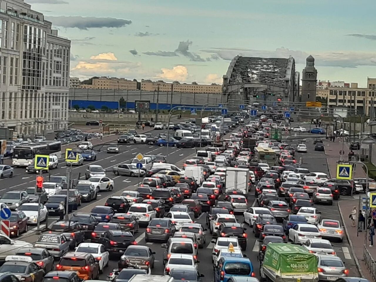 Покажи движение машины. Московский проспект Санкт Петербург пробки. Пробки в Санкт-Петербурге. Пробка Большеохтинский мост.