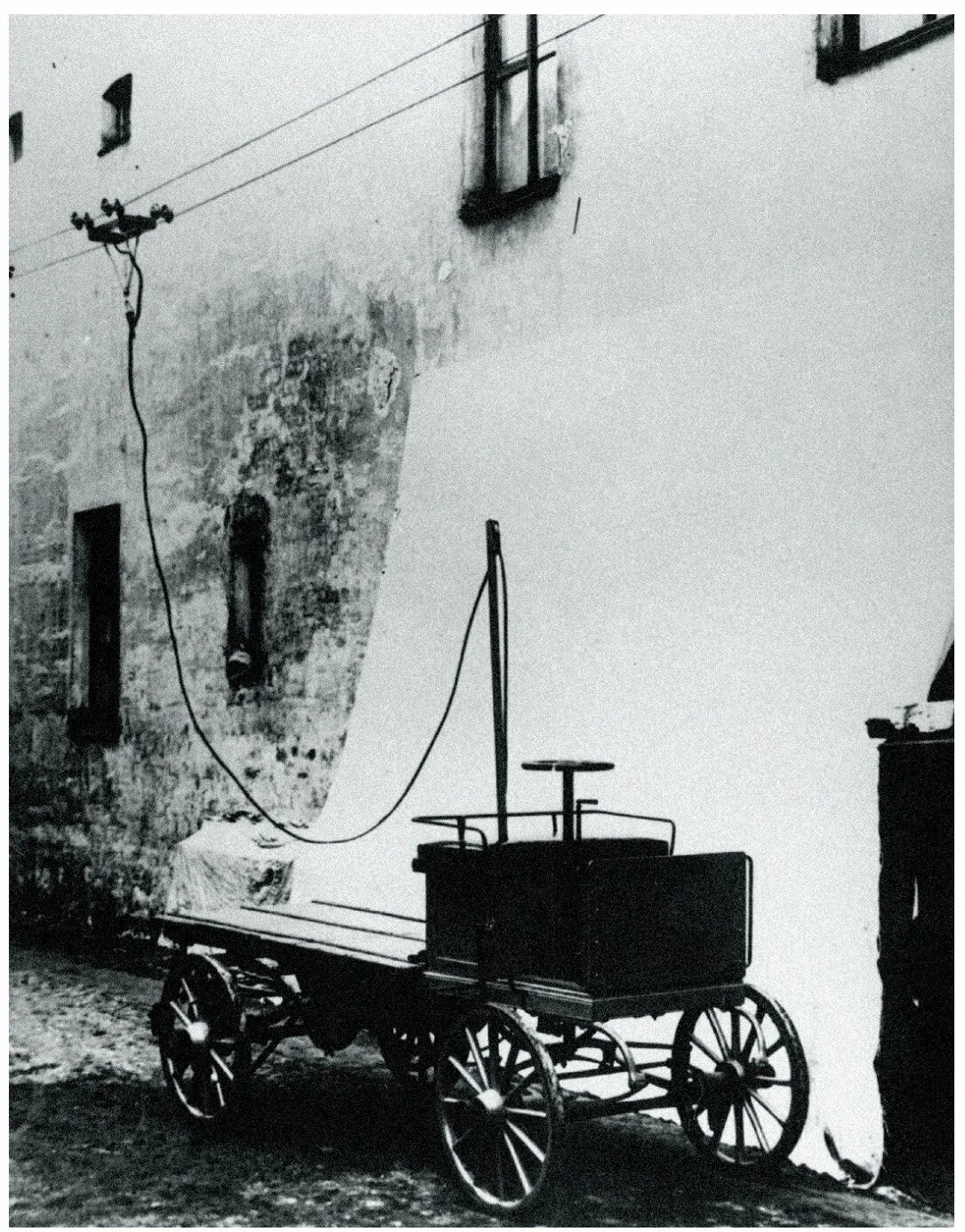 Испытания первой в мире. Первый троллейбус 1902. Первый в России троллейбус 1902 года. Троллейбус в Петербурге 1902. Троллейбус 1902 фрезе.