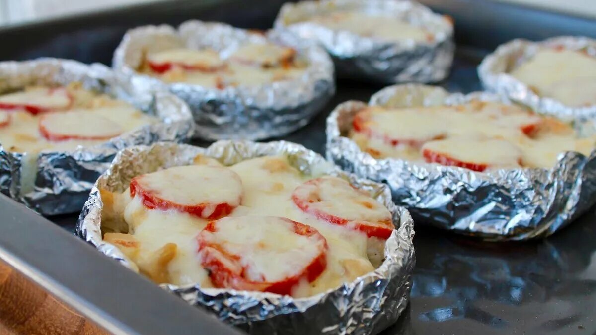 Мясо по-французски в фольге в духовке порционно. Мясо по французски в духовке фольга. Свинина порционная в духовке. Мясо по-французски в духовке в фольге. Мясо по французски в фольге порционно.