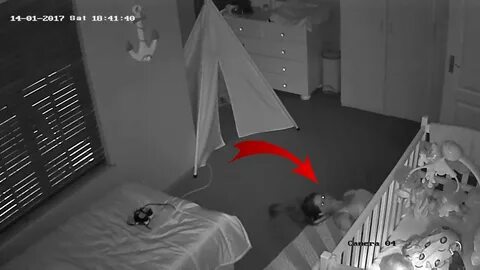 Сын установил камеру ванной мамы - фото.