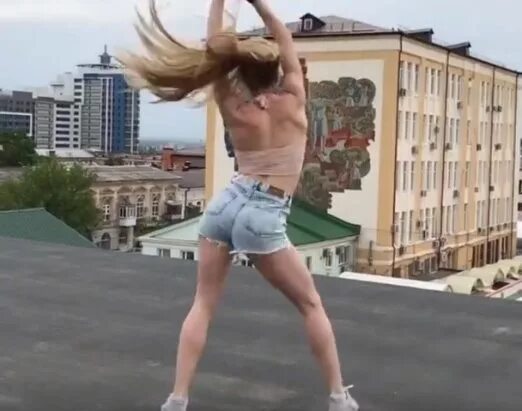 Девочка танцует на крыше. Тверк на крыше. Девушка танцует на крыше. Девушка танцует на камеру. Голую танцующую тетку