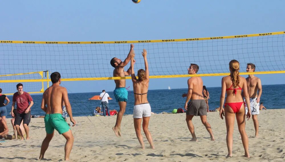 Игроки пляжного волейбола