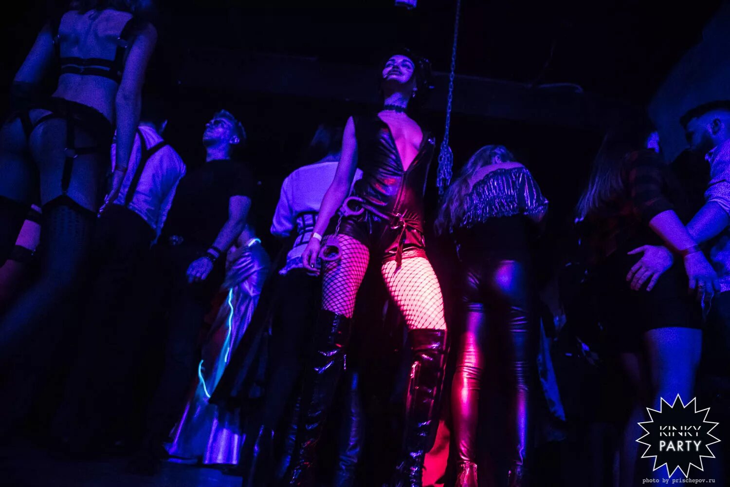 свинг сауны спб. бар друзья волгоград. Icon клуб волгоград. эротическая вечеринка в клубе. свинг вечеринки ярославль.